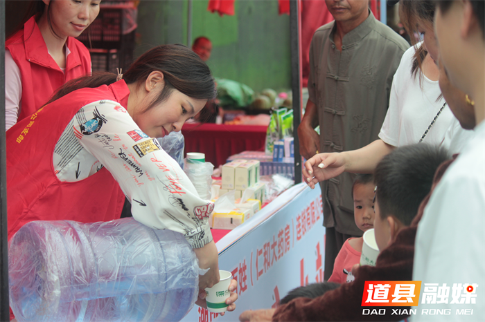 道县新兴领域党组织：龙舟赛场的暖心“志愿红”3_副本.png