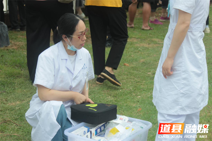 道县新兴领域党组织：龙舟赛场的暖心“志愿红”4_副本.png