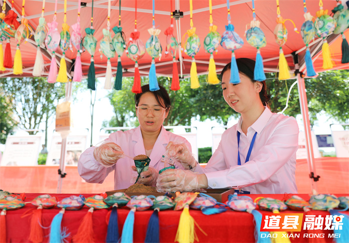 湖南道县：制香囊 迎端午4_副本.jpg