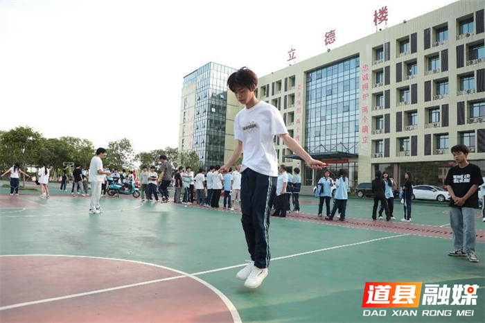 赛场追风青春激扬永州工贸学校举行班级体育竞赛3_副本.png