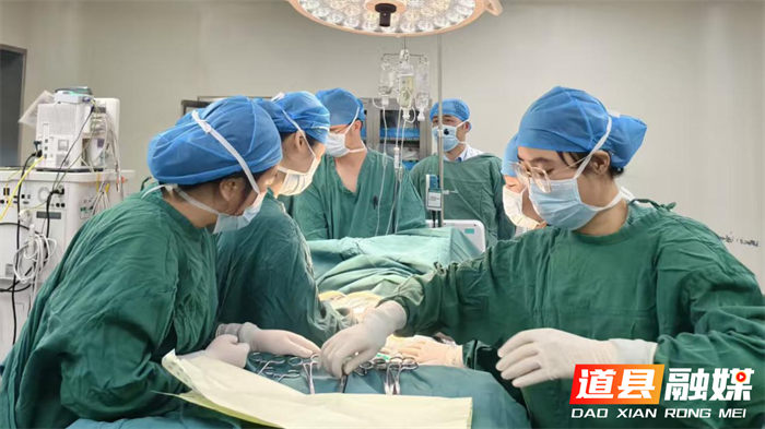 白衣执甲护新生 劳动节里写大爱‖道县人民医院成功抢救产后大出血产妇1_副本.png