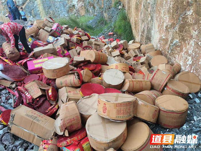 道县集中销毁400余箱非法违法烟花爆竹产品2_副本.png