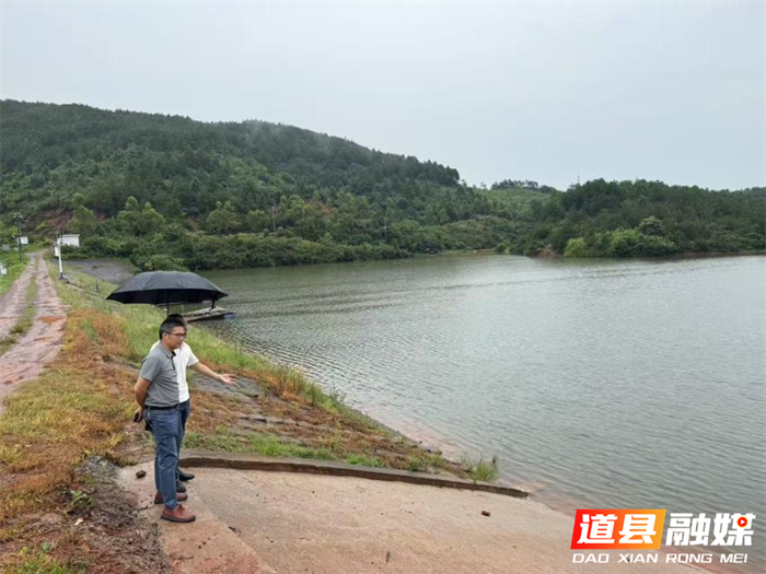 道县白马渡镇：冒雨排查除隐患 筑牢安全防护堤  2_副本.png