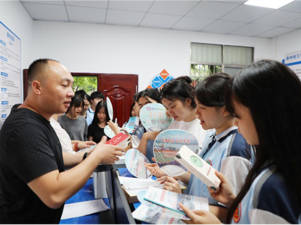 “青春π”求职加油站-道州技工学校站启用