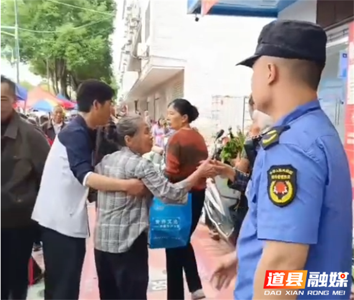道县城管局：执法人员暖心救助路边晕倒老人4_副本.png
