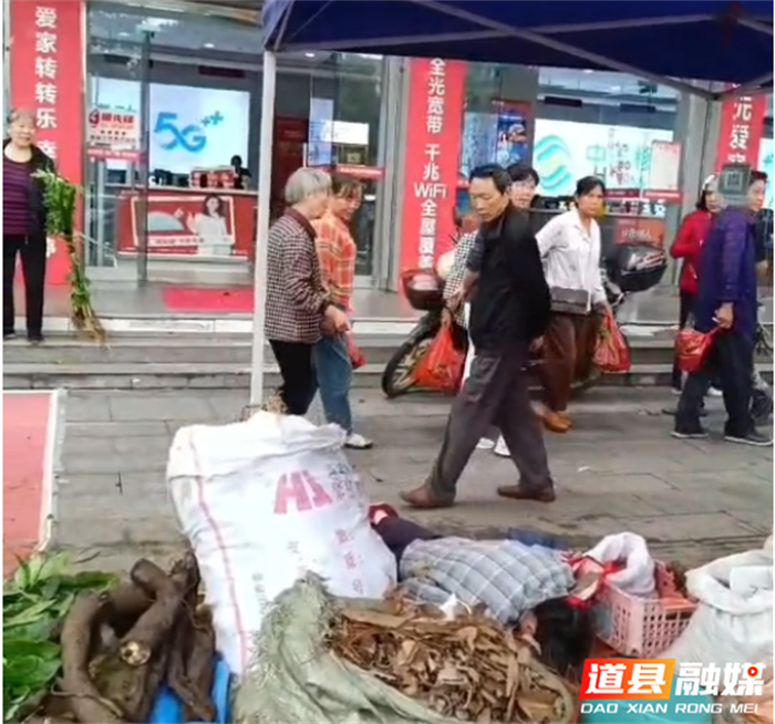 道县城管局：执法人员暖心救助路边晕倒老人2_副本.png
