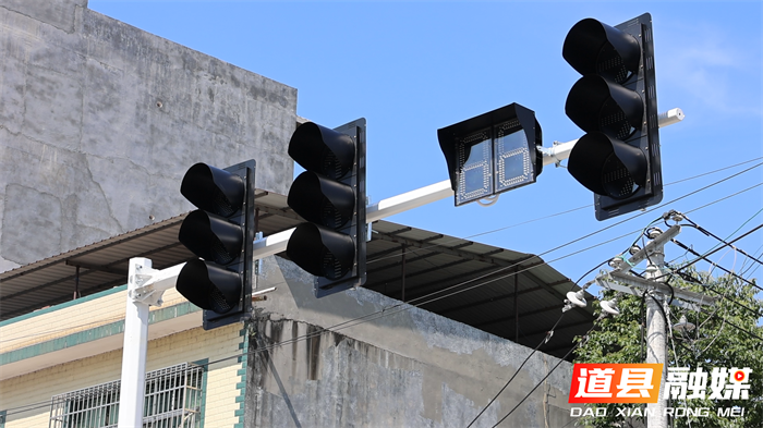 道县：两校路口加装红绿灯 护航学生出行安全3_副本.png
