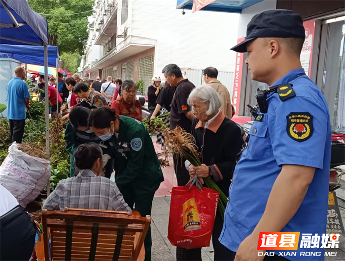 道县城管局：执法人员暖心救助路边晕倒老人3_副本.png