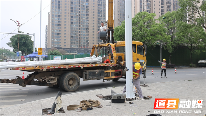 道县：两校路口加装红绿灯 护航学生出行安全5_副本.png