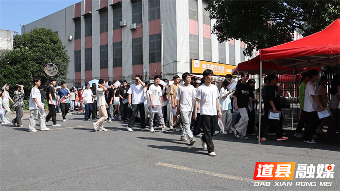道县：95辆“爱心送考车”整装待发 全力护航学子赶考路5_副本.png