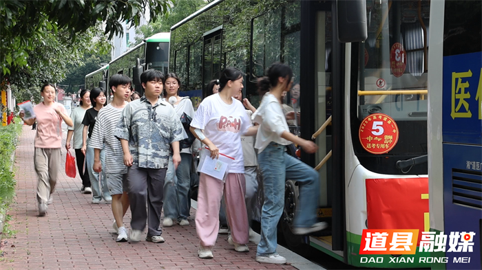 道县：95辆“爱心送考车”整装待发 全力护航学子赶考路4_副本.png