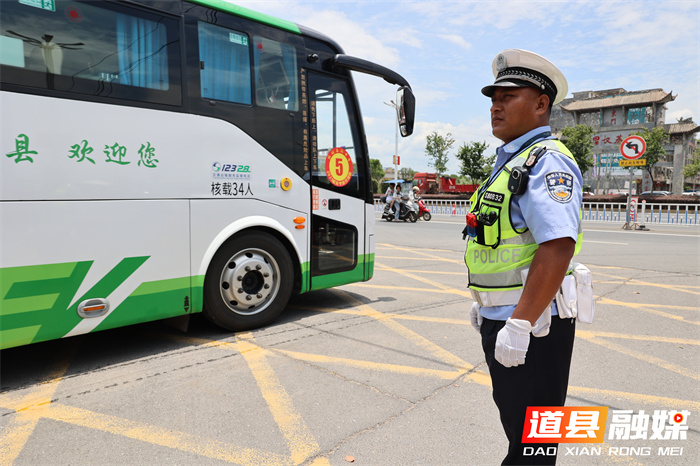 道县交警大队全力为高考考生保驾护航4_副本.jpg