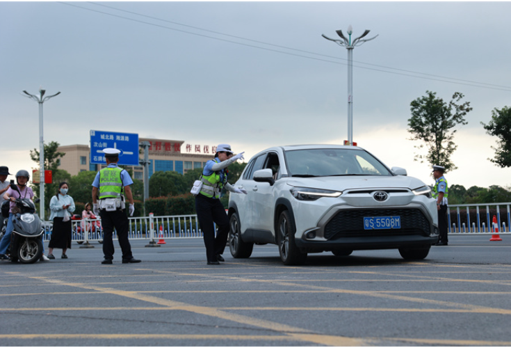 道县交警大队全力为高考考生保驾护航