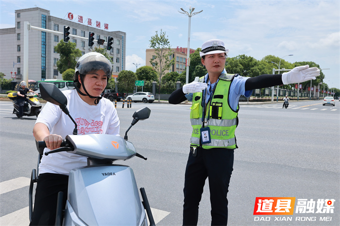 道县交警大队全力为高考考生保驾护航3_副本.jpg