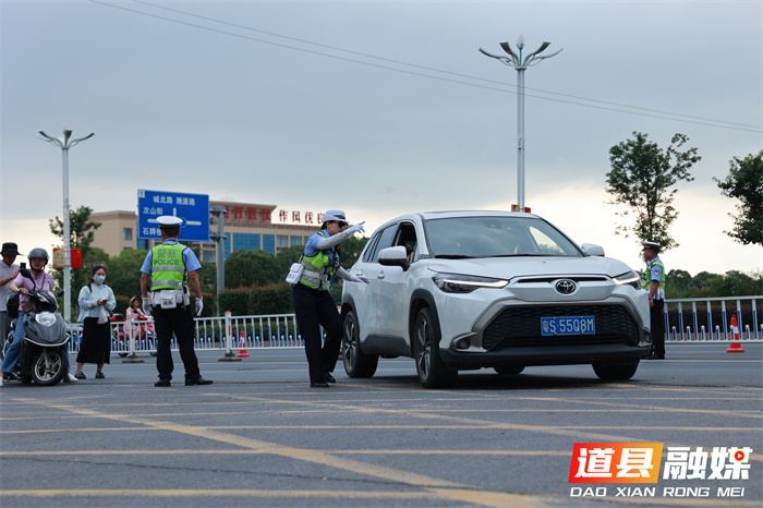 道县交警大队全力为高考考生保驾护航1_副本.jpg