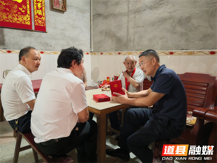 刘华中开展“七一”走访慰问活动1_副本.jpg