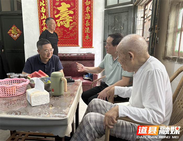 刘华中开展“七一”走访慰问活动2_副本.jpg