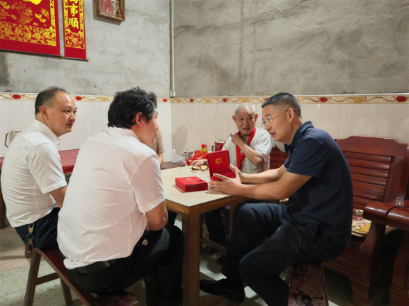 刘华中开展“七一”走访慰问活动