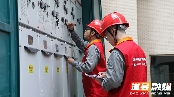 道县：党旗飘扬战高温 电力先锋保民生3_副本.png