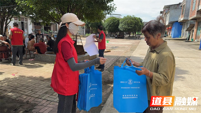 道县祥霖铺镇：开展暑期禁毒、防溺水宣传活动2_副本.png
