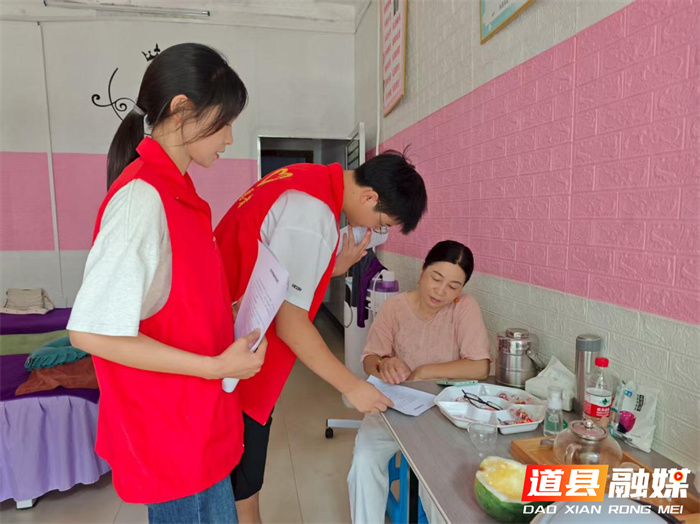 道县供销社：“地毯式” 防控织密登革热防护网 志愿者手把手守护商户健康1.jpg