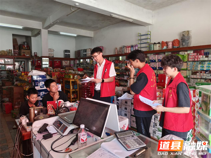 道县四马桥镇：集镇讲防控 入户传技巧 共清环境护健康1.jpg