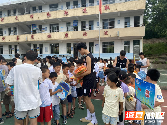 道县黄冈冠一学校赴道县横岭瑶族乡开展捐物助学暨友谊篮球赛活动1_副本.png