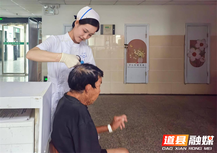 剪刀递温情 手语传心意——道县人民医院“无声服务”彰显医者仁心1_副本.png