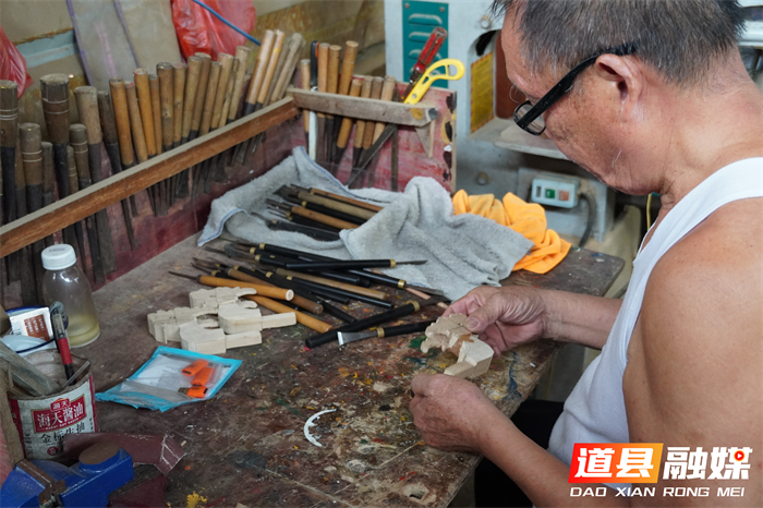 方寸匠心，龙魂永驻：探访道县龙船崽崽传承人周承云2_副本.png