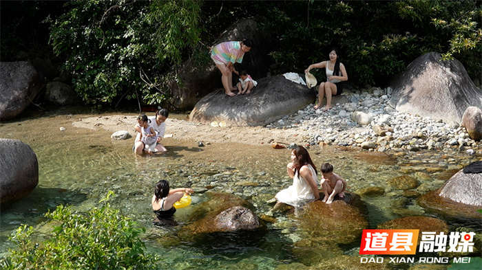 道县：“凉资源”变身“热经济” 避暑纳凉带火乡村“清凉经济”2_副本.jpg