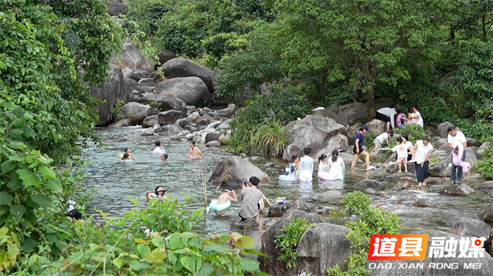 道县：“凉资源”变身“热经济” 避暑纳凉带火乡村“清凉经济”1_副本.jpg
