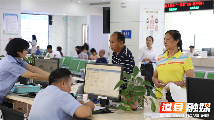 道县：窗口服务“不打烊” 护航暑期办证热3_副本.png
