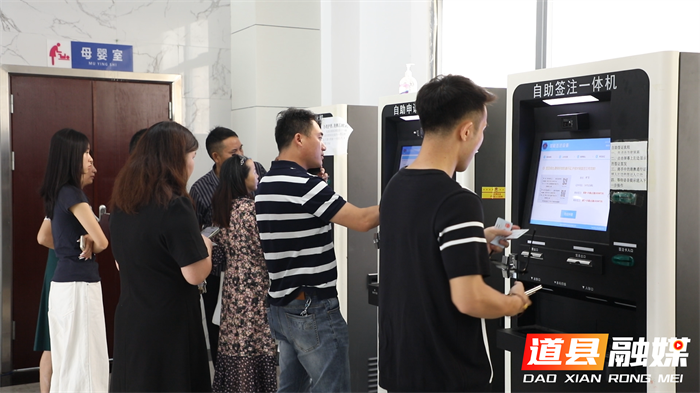 道县：窗口服务“不打烊” 护航暑期办证热2_副本.png