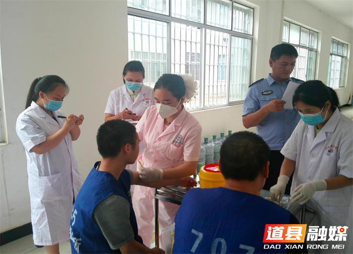 医警携手，共抗艾滋--------道县疾控中心开展重点场所艾滋病防治宣传活动2_副本.png