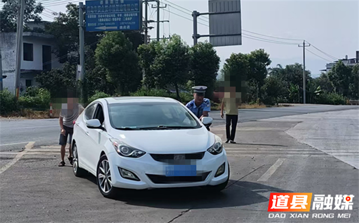 道县：车辆故障抛锚 交警化身“推车侠”1_副本.png