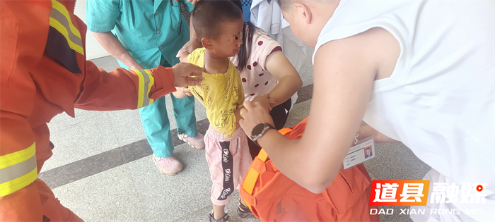 道县：小孩被卡医院门缝  消防3分钟紧急救援6_副本.png