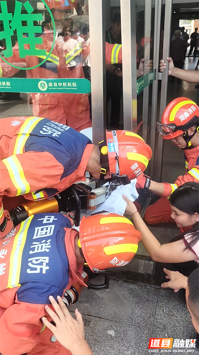 道县：小孩被卡医院门缝  消防3分钟紧急救援4_副本.png
