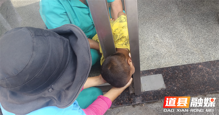 道县：小孩被卡医院门缝  消防3分钟紧急救援1_副本1.jpg