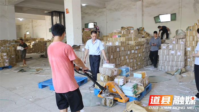 道县：开学季 175万册教材配送忙7_副本.png