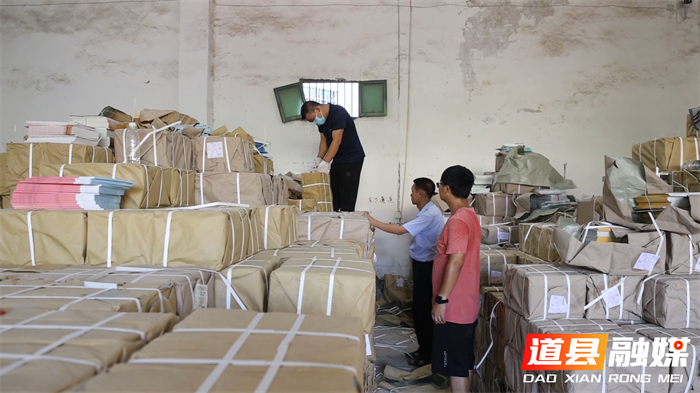 道县：开学季 175万册教材配送忙4_副本.png