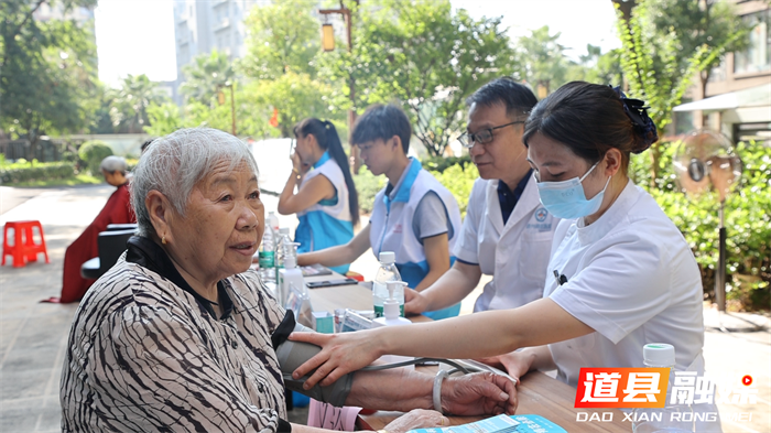 心暖家园 携手同行——道县心连心志愿者协会开展温暖服务进社区活动2_副本.png