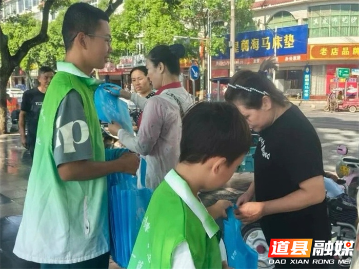 道县：开展爱鸟护鸟宣传进广场活动2_副本.jpg