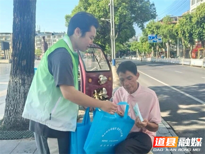 道县：开展爱鸟护鸟宣传进广场活动3_副本.jpg