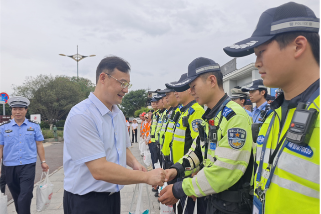 唐超学开展“送清凉”走访慰问活动