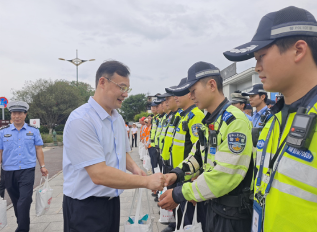视频｜唐超学开展“送清凉”走访慰问活动