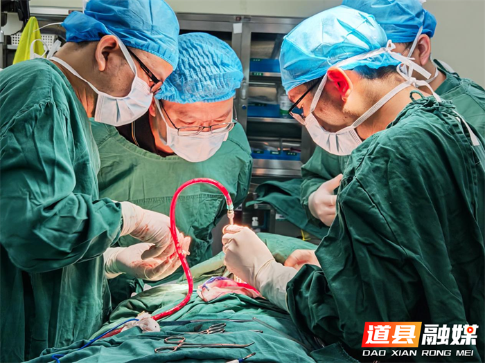 颈静脉断裂命悬一线！道县人民医院移植血管，显微吻合打破县域技术壁垒成功救治2_副本.png