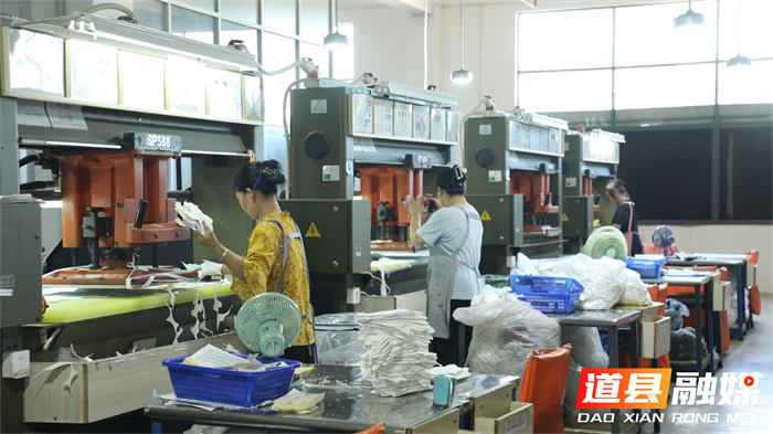 道县：订单饱满生产忙 扩产招工势头强6_副本.png