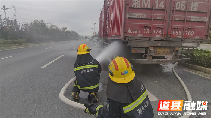 货车行驶中轮胎起火 消防快速出动十分钟扑救1_副本.jpg