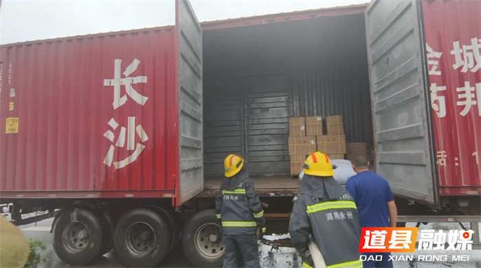 货车行驶中轮胎起火 消防快速出动十分钟扑救3_副本.jpg