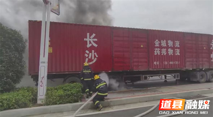 货车行驶中轮胎起火 消防快速出动十分钟扑救2_副本.jpg